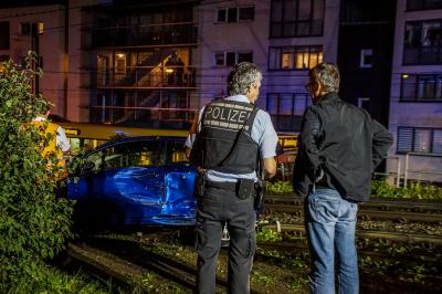 Stuttgart West: Fiat schanzt in Gleisbett